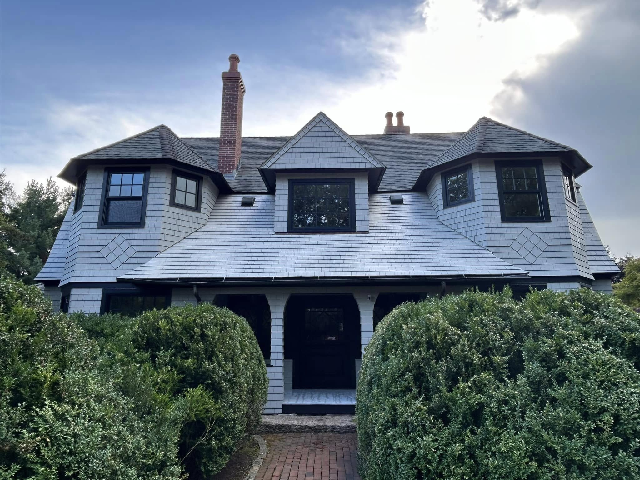 Elegant Coastal Estate — Main House & Guest House — photo 11
